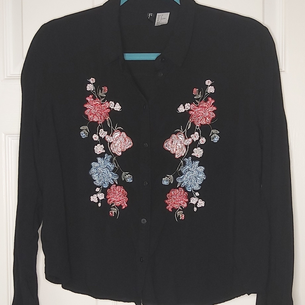 2/$18 🌺 H&M Divided Floral Button Down Top 🌺